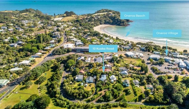 Spa Pool and Home in the heart of the Island in Waiheke Island