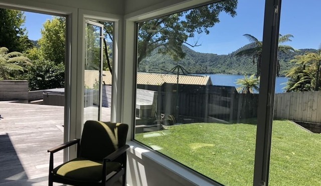 Modern Lakeside Home in Rotorua