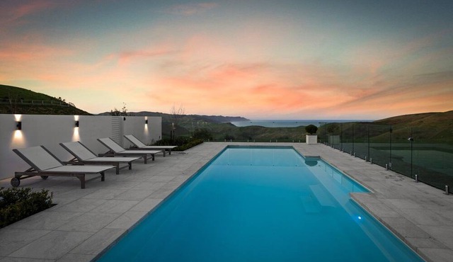 Luxurious Beach Views-bright and Airy Design w/ Pool and hot Tub! in Waimarama