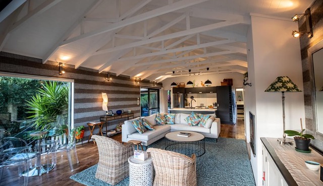The Pavilion, Ōmiha - Welcome to The Pavilion, Ōmiha, a stunning premium holiday home nestled in the picturesque surroundings of unspoiled Ōmiha, a sanctuary for the island's native birdlife and flora. This exquisite two-bedroom, two-bathroom retreat in Waiheke Island