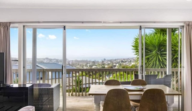 Dan's Torbay Retreat 2 BR with Sea Views in Auckland