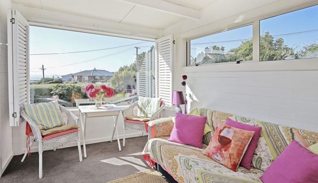 ‘White ivory cottage’ in beautiful Taramea Bay in Riverton/Aparima