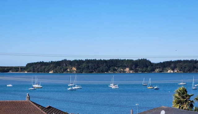 Private self contained 1 bedroom apartment Great harbour views in Omokoroa in Bay of Plenty