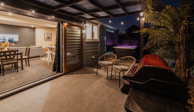 Peaceful City Cottage + HOT TUB in Christchurch