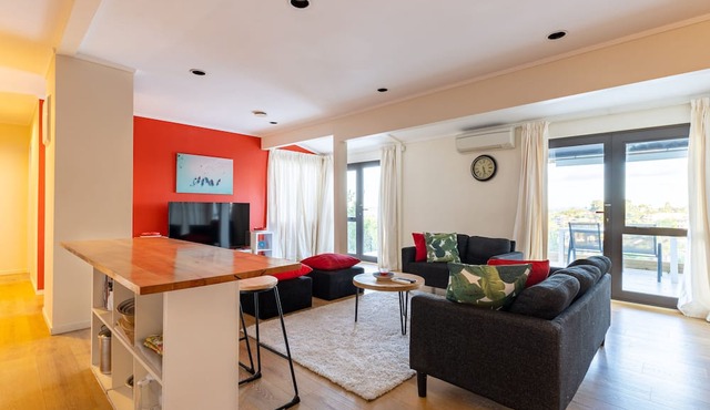 Character 4BR Home - Seaview - Skyline - Hot tub in Auckland