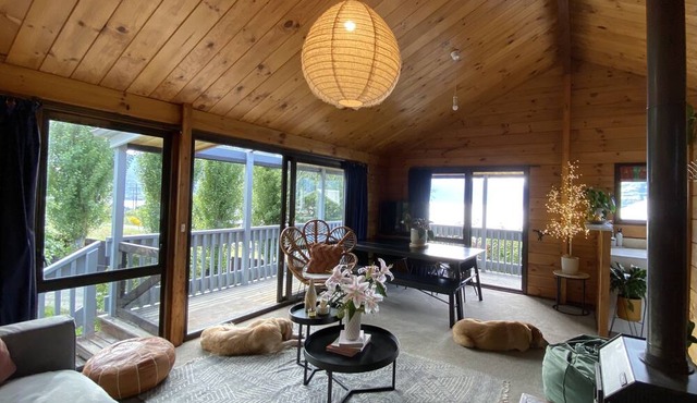 Kiwi Bach vibes, lake views, close to town in Queenstown
