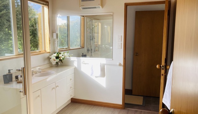 Kennealy House - an ideal spot to relax, 15 minute walk to town and lake. in Wanaka
