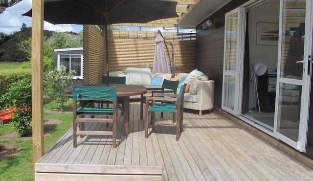 Cosy three-bedroom bach - 20-second walk from the beach - kayaks, mooring