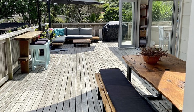 Sunny, bright inviting home 14 minute walk to the main beach in Muriwai Beach