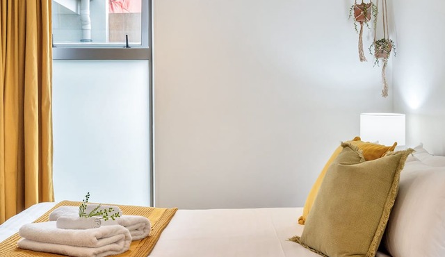 Chic 3 Bedroom City Central with Parking