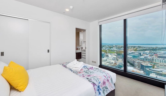 Amazing Harbour, Skytower & Rangitoto Views