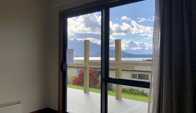 Te Anau Manapouri Lake Hotel in Manapouri