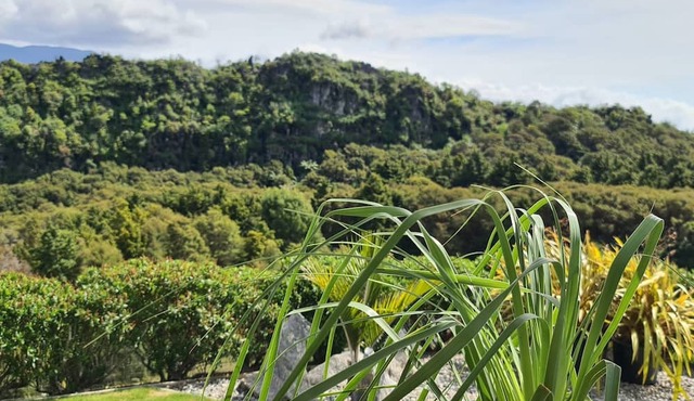 Rocky Ridge Cottage a unique getaway in Takaka in Motupipi