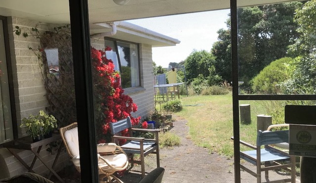 Comfy quiet Otaki Beach house with views to the mountains in Otaki Beach