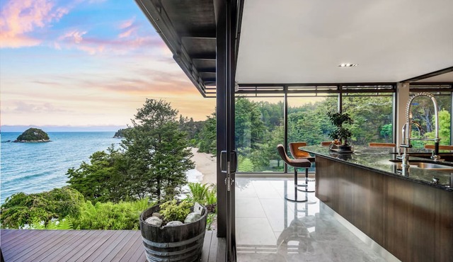 Exclusive Jacuzzi Suite - Ocean Views in Kaiteriteri