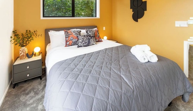 Modern Hideaway: 2-Bed Townhouse