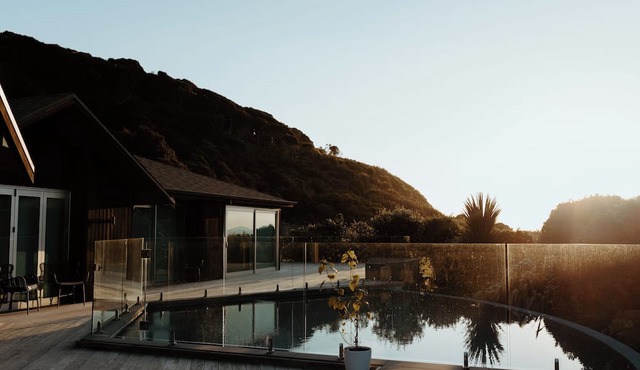 Te Whaanga Retreat & Spa Lodge & Canvastown Luxury Glamping Tents