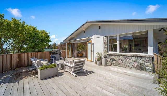 Captivating Castor Bay Retreat