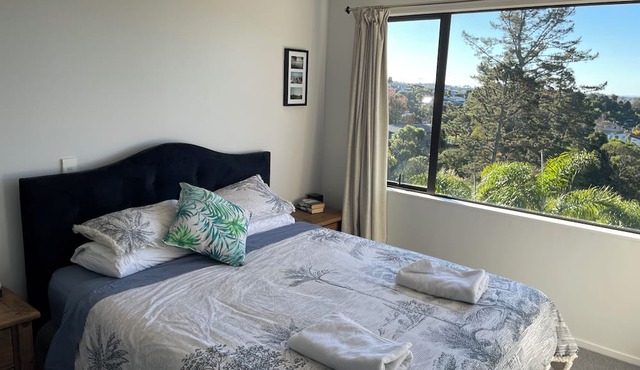 Browns Bay Retreat with Pool Spa Gym and Sauna