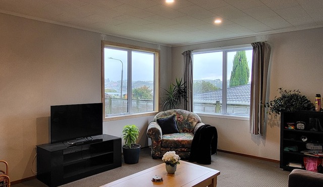 Warm and cozy 3 bedroom house in Westown, New Plymouth. in New Plymouth