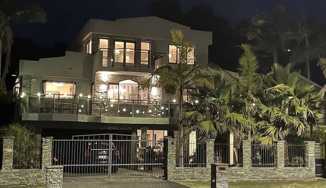 The Palms on Tindalls, Stunning 1 Bed self contained Italian styled apartment in Whangaparaoa