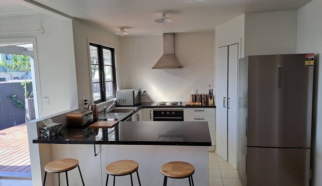 3bdrm House Central Richmond Sleeps 7. Walking Distance to Central Richmond in Richmond