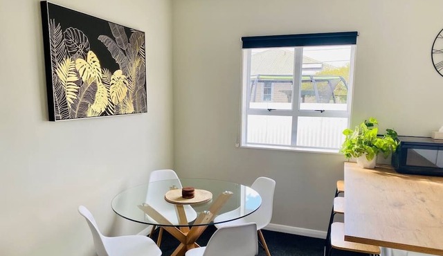 Petone Beach - Entire Villa & Optional Sleep-Out