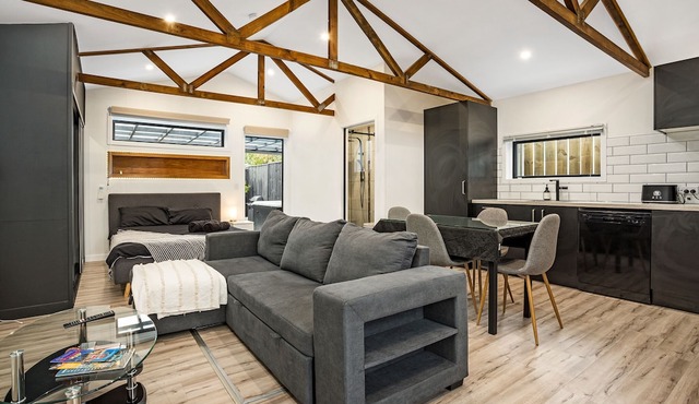 Studio Unit with Spa Bath! in Christchurch