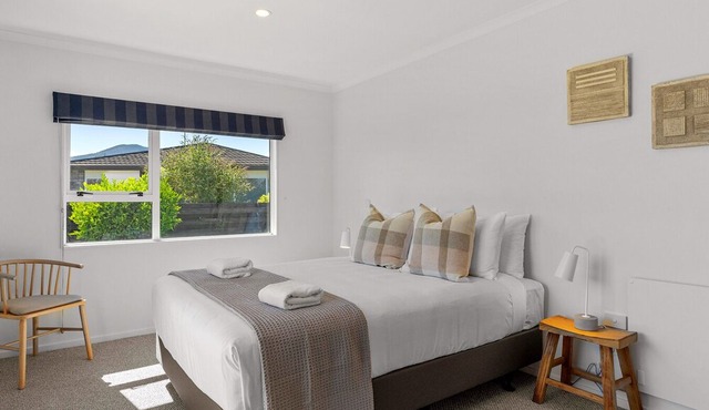 Retreat on Harvey Street. Lake Views, Spa Pool, 5 Bedrooms, Close to Town & Lake in Taupo