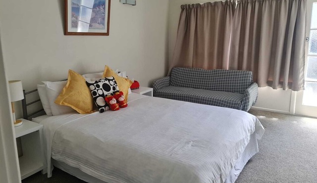 Sunlit Self-Contained Studio in Epsom - Couples Welcome! in Auckland