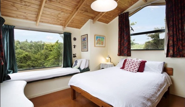 A slice of paradise. Kiwi Bach settled in native bush & just 2 mins the beach in Tawharanui Peninsula