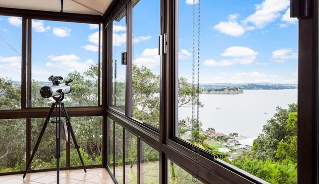 Harbour Retreat with sea views and BBQ in Whangaparaoa