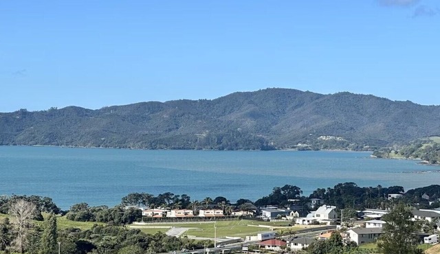 Breath taking views, lots of room for whole family/friends for fun in the sun in Cable Bay
