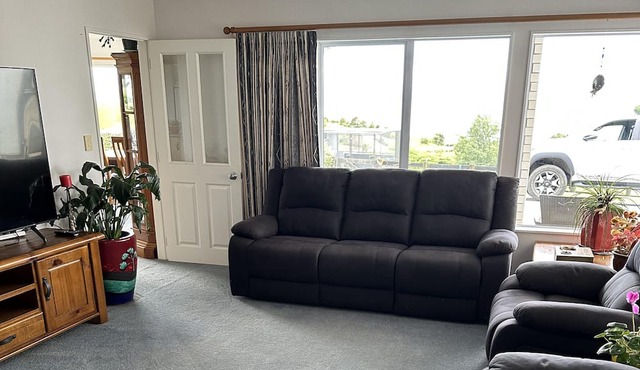 SLICE OF HEAVEN IN KAIAUA WITH SEA VIEWS - BEACH & PARK WITHIN WALKING DISTANCE