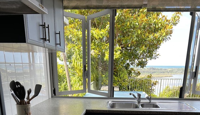 Sea views, 3 minutes drive to Paihia, 3 bed home