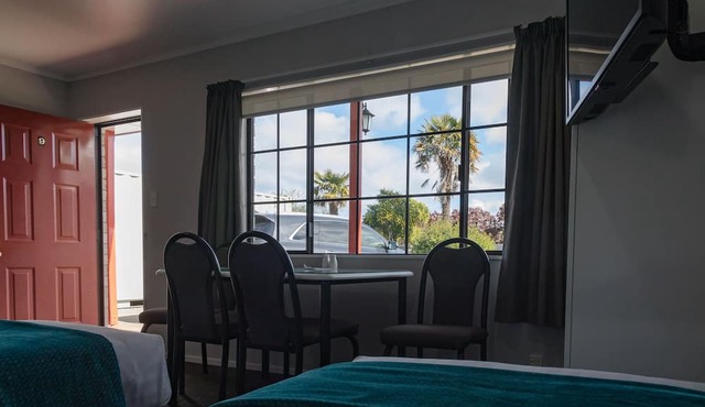 Bk's Palm Court Motor Lodge