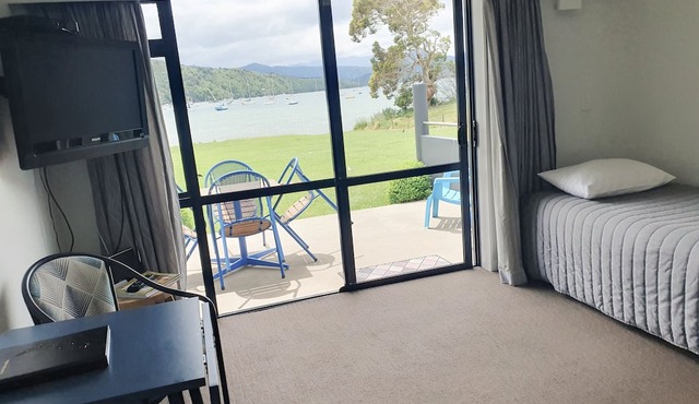 Bay Vista Waterfront Motel Picton in Picton