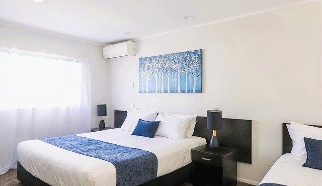 Aquarius Motor Inn
