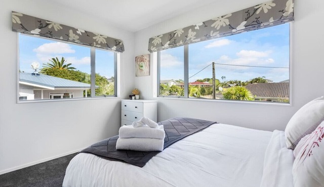 Belmont Hideaway with parking and close to beach in Auckland
