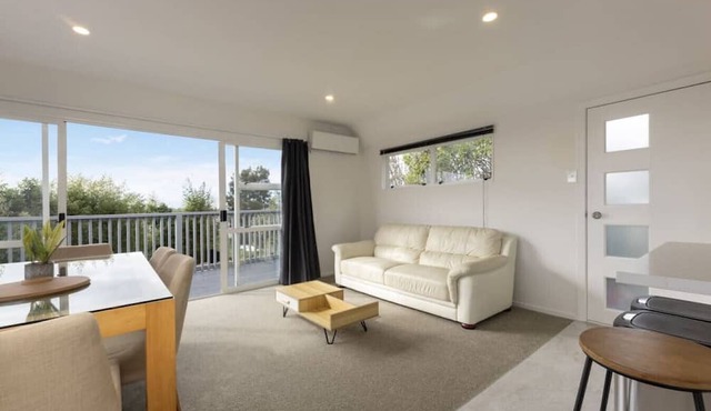 Back House 1564 · The Cottage: 4 Bedroom 3 bath Mount Roskill