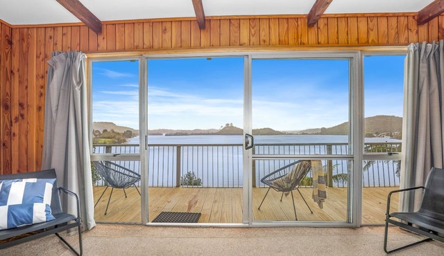 The Lakes Edge - Lake Rotoiti Holiday Home in Rotorua