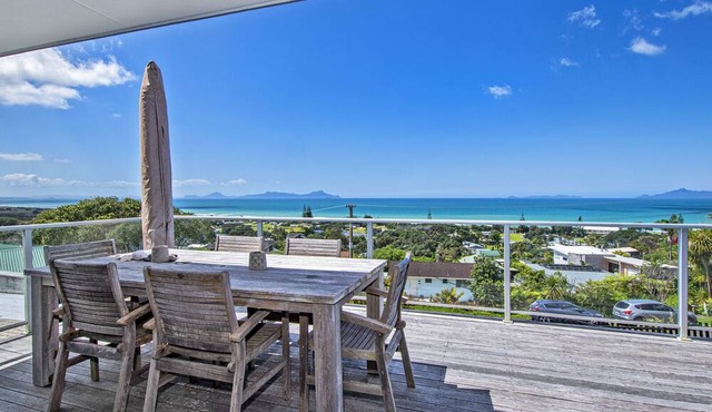 Surfers Lookout - Waipu Cove Holiday Home in Waipu