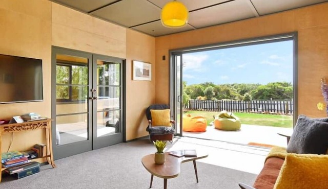 Splash Hut - Beach front Bach with a retro vibe in Christchurch