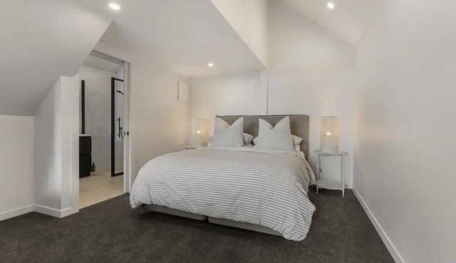 Luxury Villa: Romantic Escape w/Breathtaking Views in Mangawhai