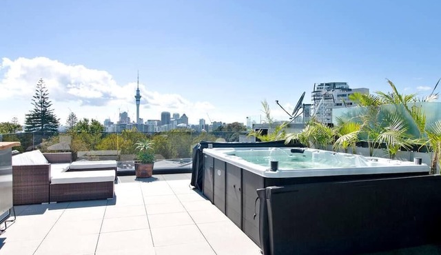 Entertainers penthouse with 5 bedrooms pool & spa