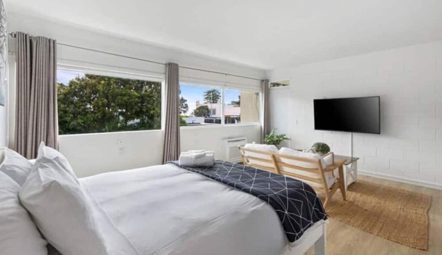 Sun Soaked Studio| Full Kitchen | Sea Views