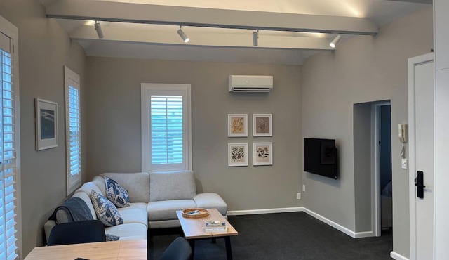 Tinakori Village Retreat - Renovated apartment in a charming heritage building