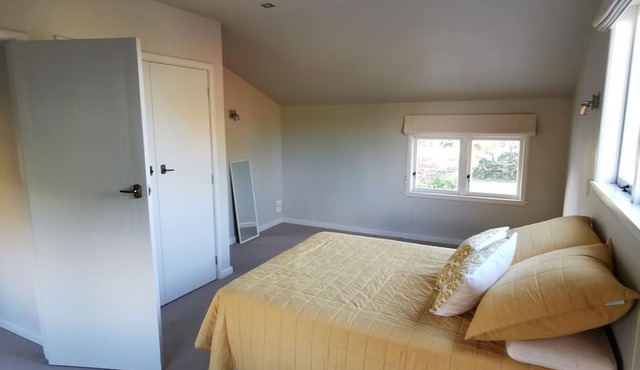 Beautiful house w/large deck. 10 mins to Hastings. Horses welcome in Hastings