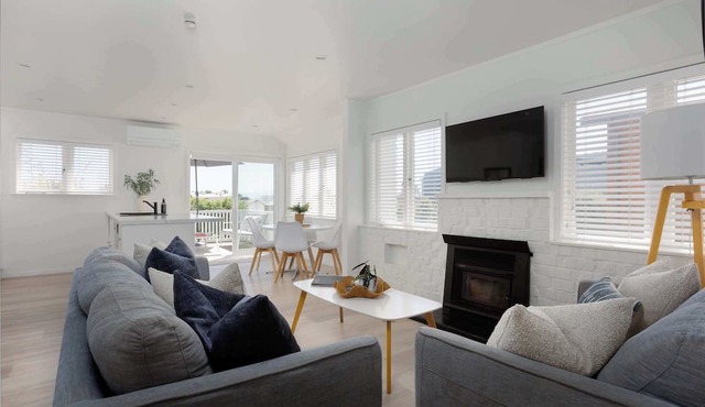 Awesome Beach House, stroll to Town and Beach