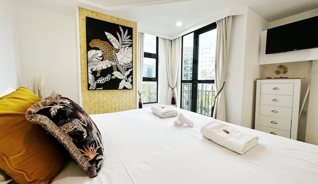 *Pool, spa, two balconies, park views!*